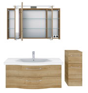Badezimmermöbel-Set in Holzoptik, bestehend aus einem Spiegelschrank mit offenen Türen, einem Waschbeckenunterschrank mit zwei Schubladen und einem hohen Seitenschrank, aus der Frontalperspektive.