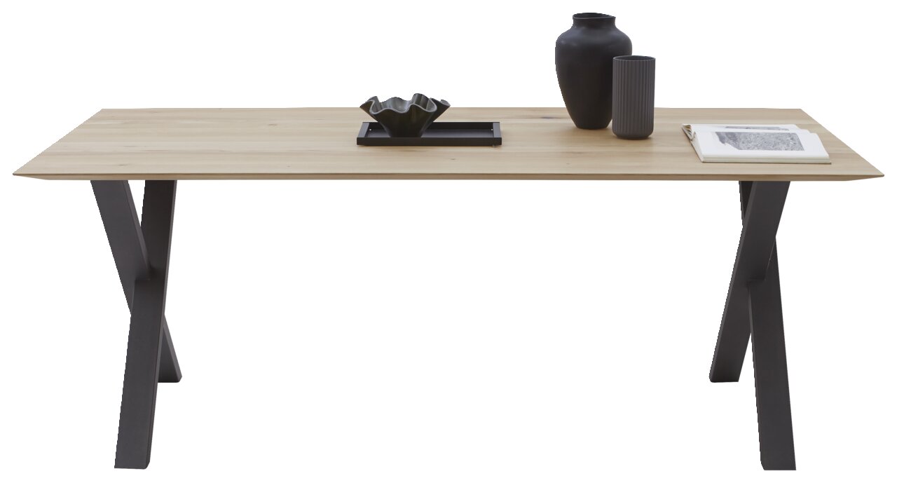 Moderner Esstisch aus Holz mit schwarzem Metallgestell, dekoriert mit Vasen und einem Buch, Frontalansicht.