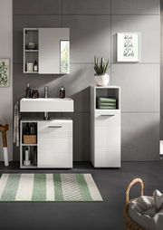 Moderne Badkombination mit Waschbecken, Spiegel und Stauraum, frontal betrachtet.