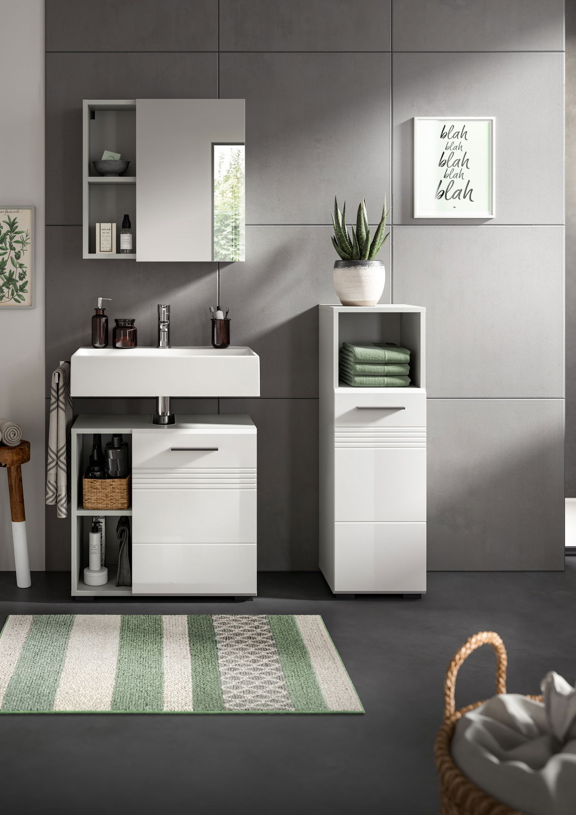 Moderne Badkombination mit Waschbecken, Spiegel und Stauraum, frontal betrachtet.