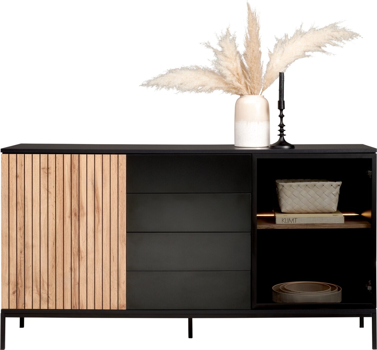 Modern dressoir met houten en metalen elementen, versierd met een vaas en een kandelaar, gezien van voren.