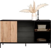 Modern dressoir met houten en metalen elementen, versierd met een vaas en een kandelaar, gezien van voren.