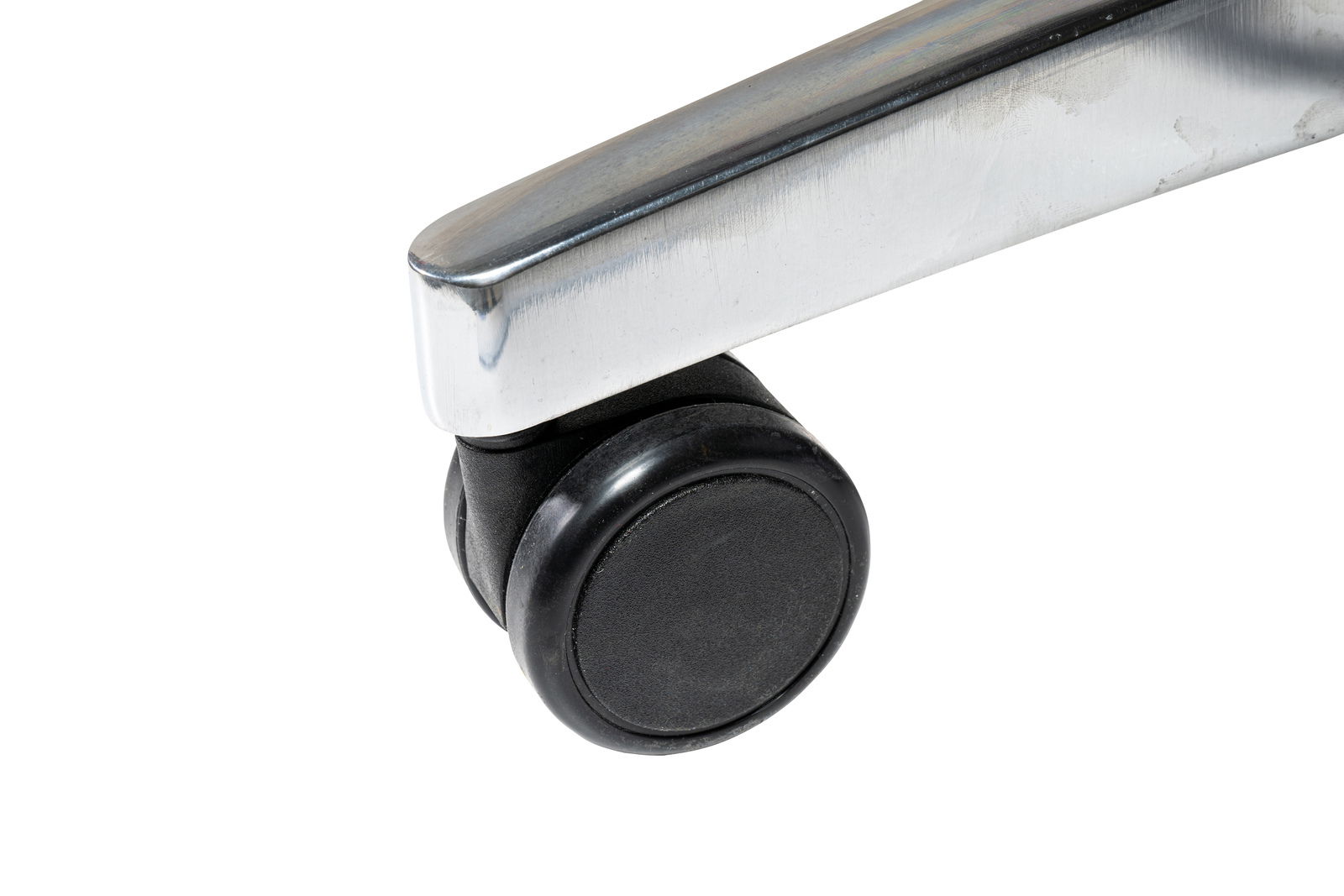 Nahaufnahme einer schwarzen Stuhlrolle mit silbernem Metallgestell, seitliche Perspektive