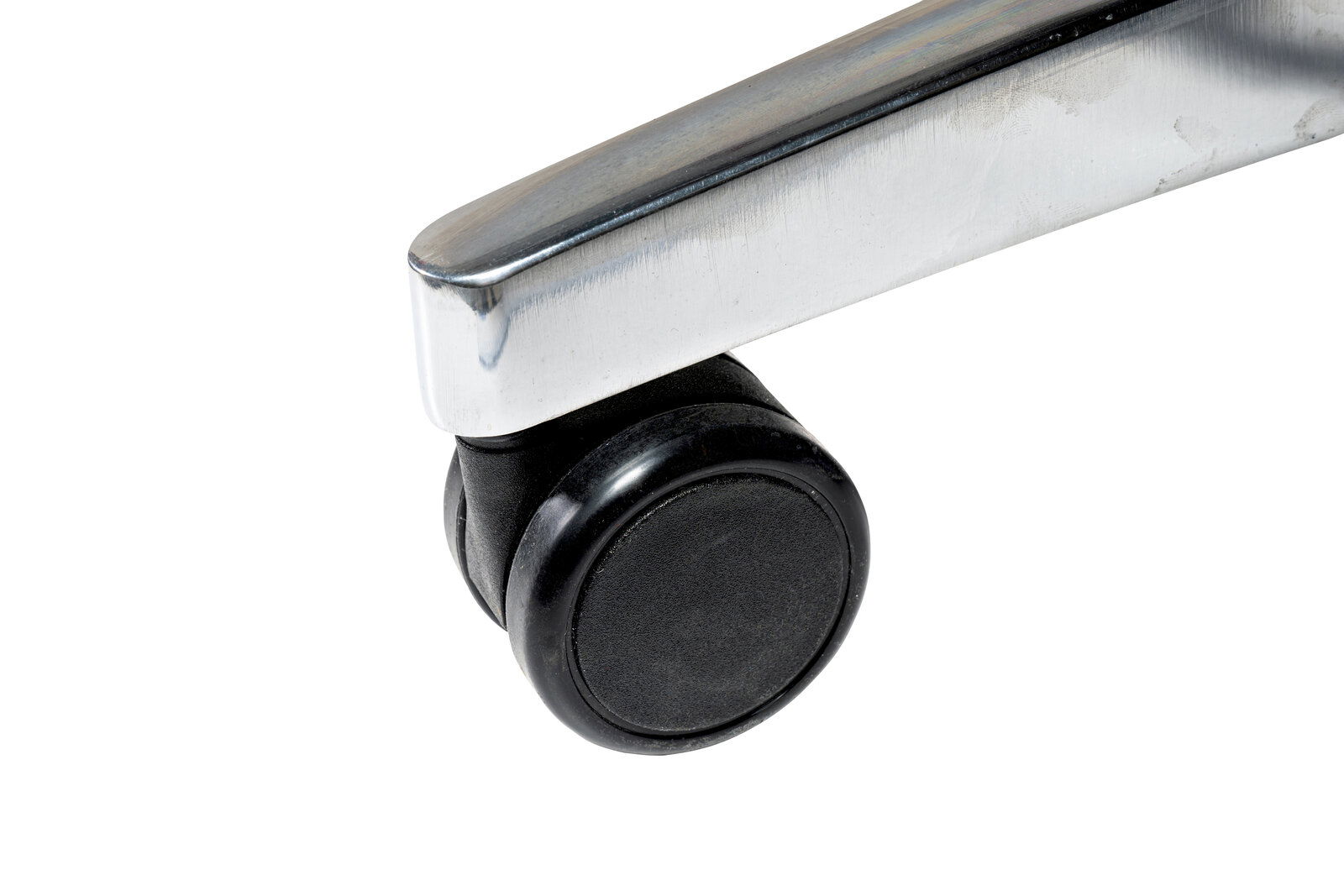 Nahaufnahme einer schwarzen Stuhlrolle mit silbernem Metallgestell, seitliche Perspektive