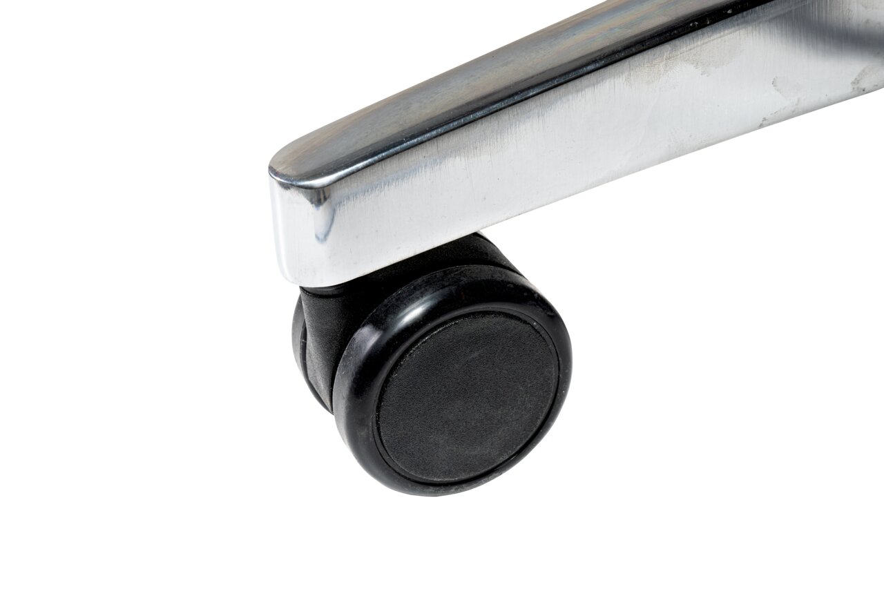 Nahaufnahme einer schwarzen Stuhlrolle mit silbernem Metallgestell, seitliche Perspektive