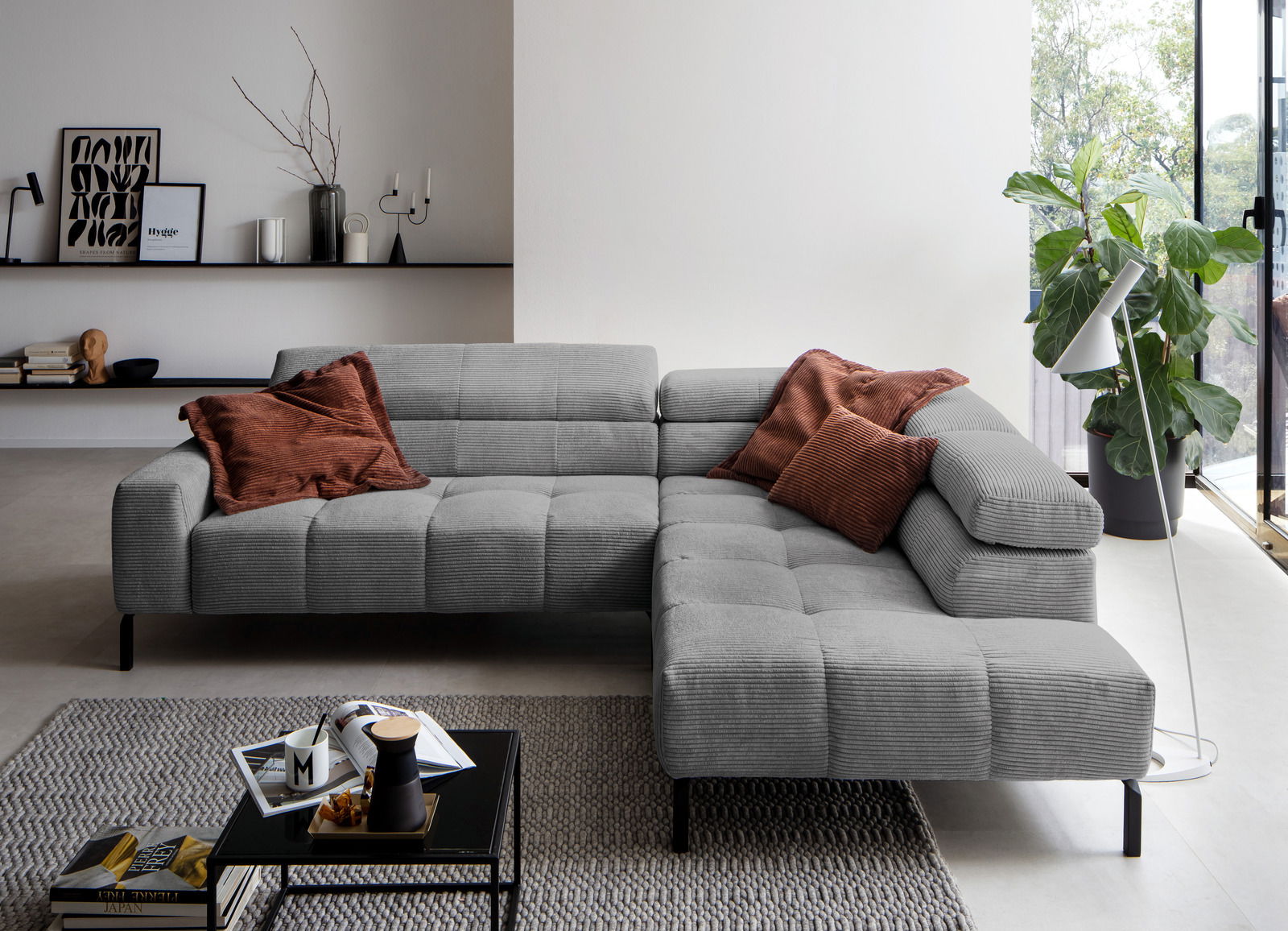 Lounge Handmade Ecksofa LH-CELSO Graue Rundecke (L) mit roten Kissen, moderne Wohnzimmerumgebung, seitliche Perspektive