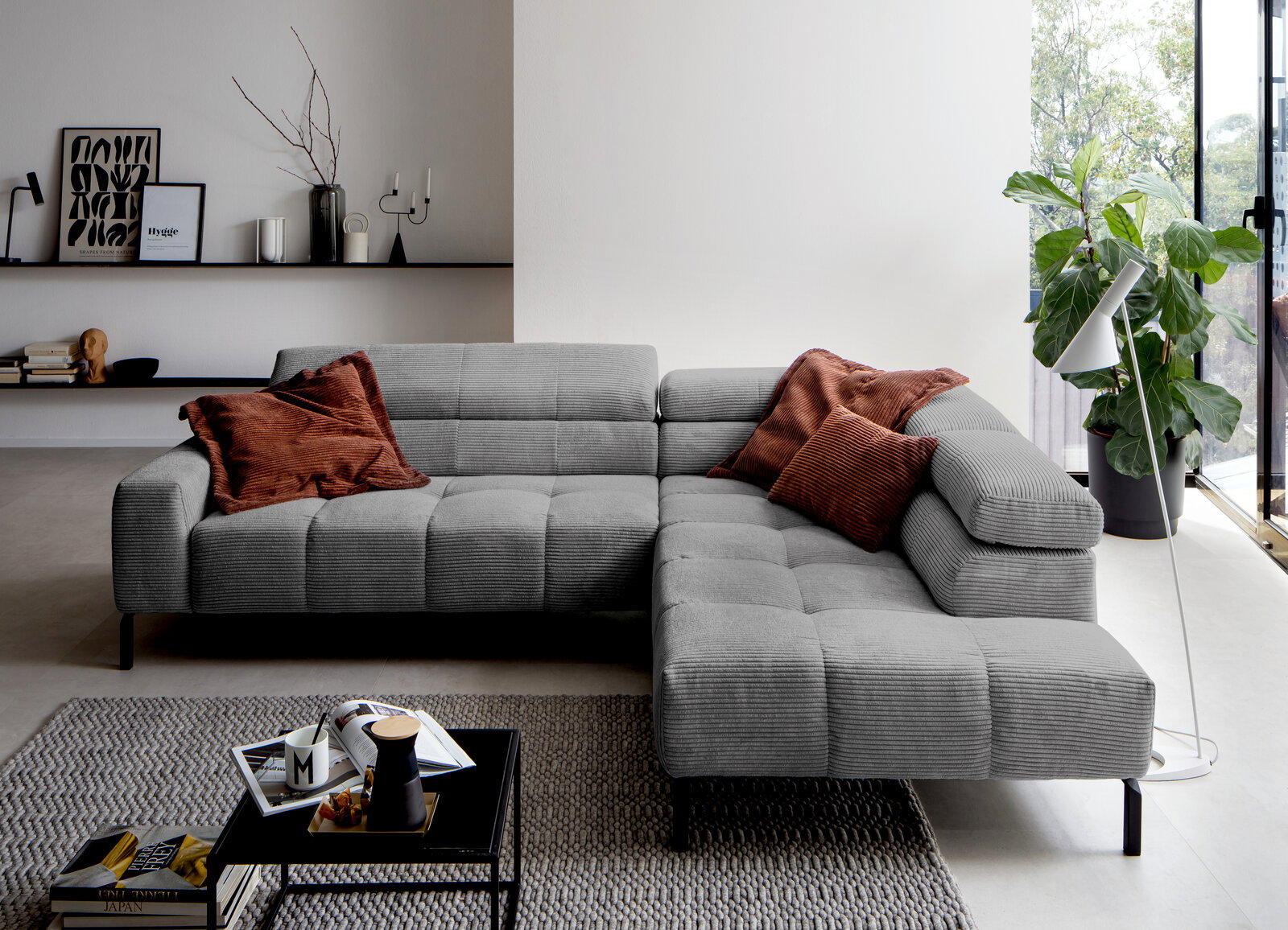 Lounge Handmade Ecksofa LH-CELSO Graue Rundecke (L) mit roten Kissen, moderne Wohnzimmerumgebung, seitliche Perspektive
