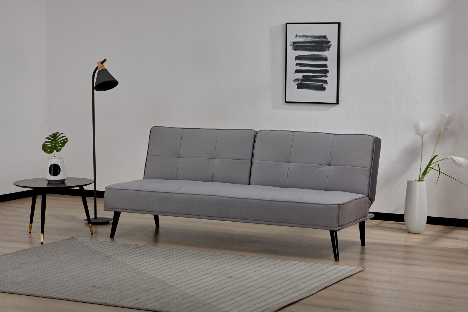 Graues Funktionssofa in modernem Wohnzimmer, seitliche Perspektive