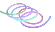 Nahaufnahme aus leicht erhöhter Perspektive eines locker gewundenen, transparent umflochtenen LED-Lichtschlauchs mit Farbverlauf in Blau, Grün, Rosa und Violett auf weißem Hintergrund