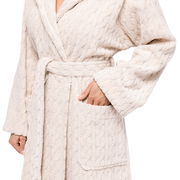 Nahaufnahme eines cremefarbenen Kapuzenmantels mit Gürtel und Tasche, Perspektive von vorne.