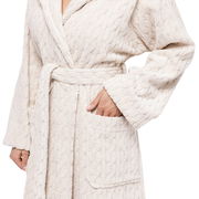 Nahaufnahme eines cremefarbenen Kapuzenmantels mit Gürtel und Tasche, Perspektive von vorne.