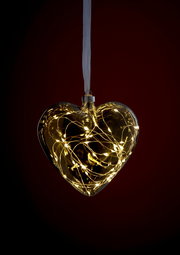 LED-Glasherz mit warmweißen Lichtern, hängend vor einem dunklen Hintergrund, frontal betrachtet.