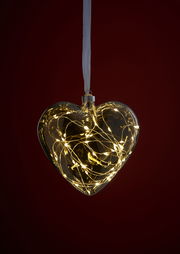 LED-Glasherz mit warmweißen Lichtern, hängend vor einem dunklen Hintergrund, frontal betrachtet.