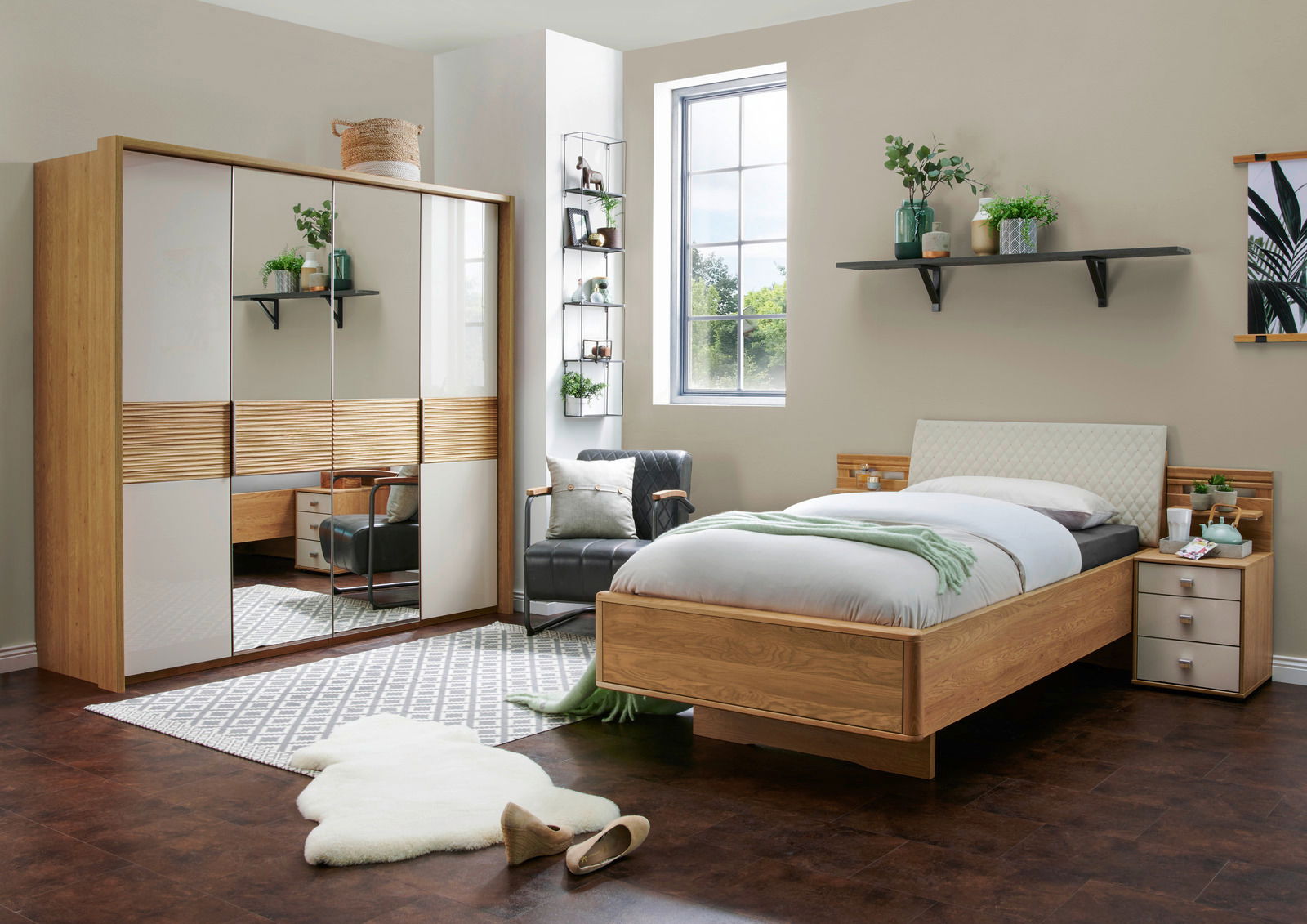 Moderner 4-türiger Drehtürenschrank in einem stilvoll eingerichteten Schlafzimmer, seitliche Perspektive.