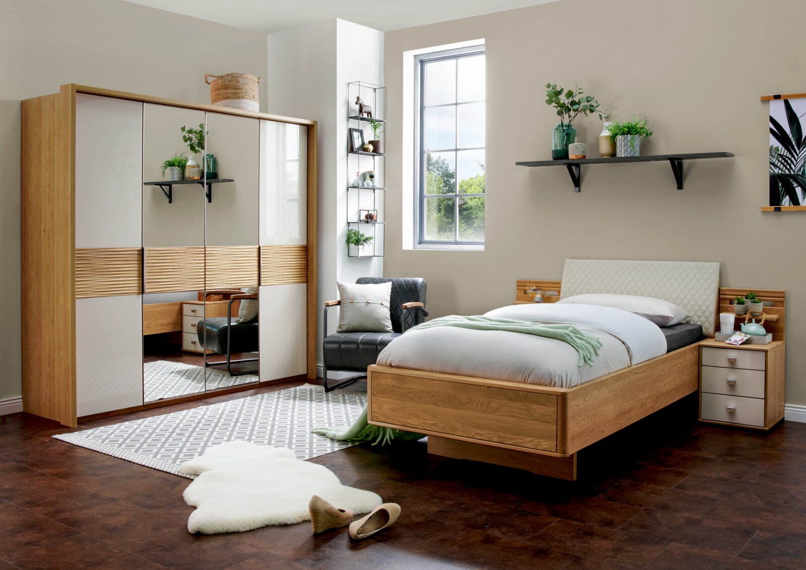 Moderner 4-türiger Drehtürenschrank in einem stilvoll eingerichteten Schlafzimmer, seitliche Perspektive.