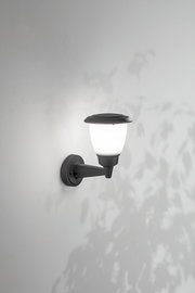 Außenwandleuchte mit klassischem Design, seitliche Perspektive, montiert an einer weißen Wand, beleuchtet mit weichem Licht.