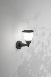 Buitenwandlamp met klassiek ontwerp, zijaanzicht, gemonteerd op een witte muur, verlicht met zacht licht.