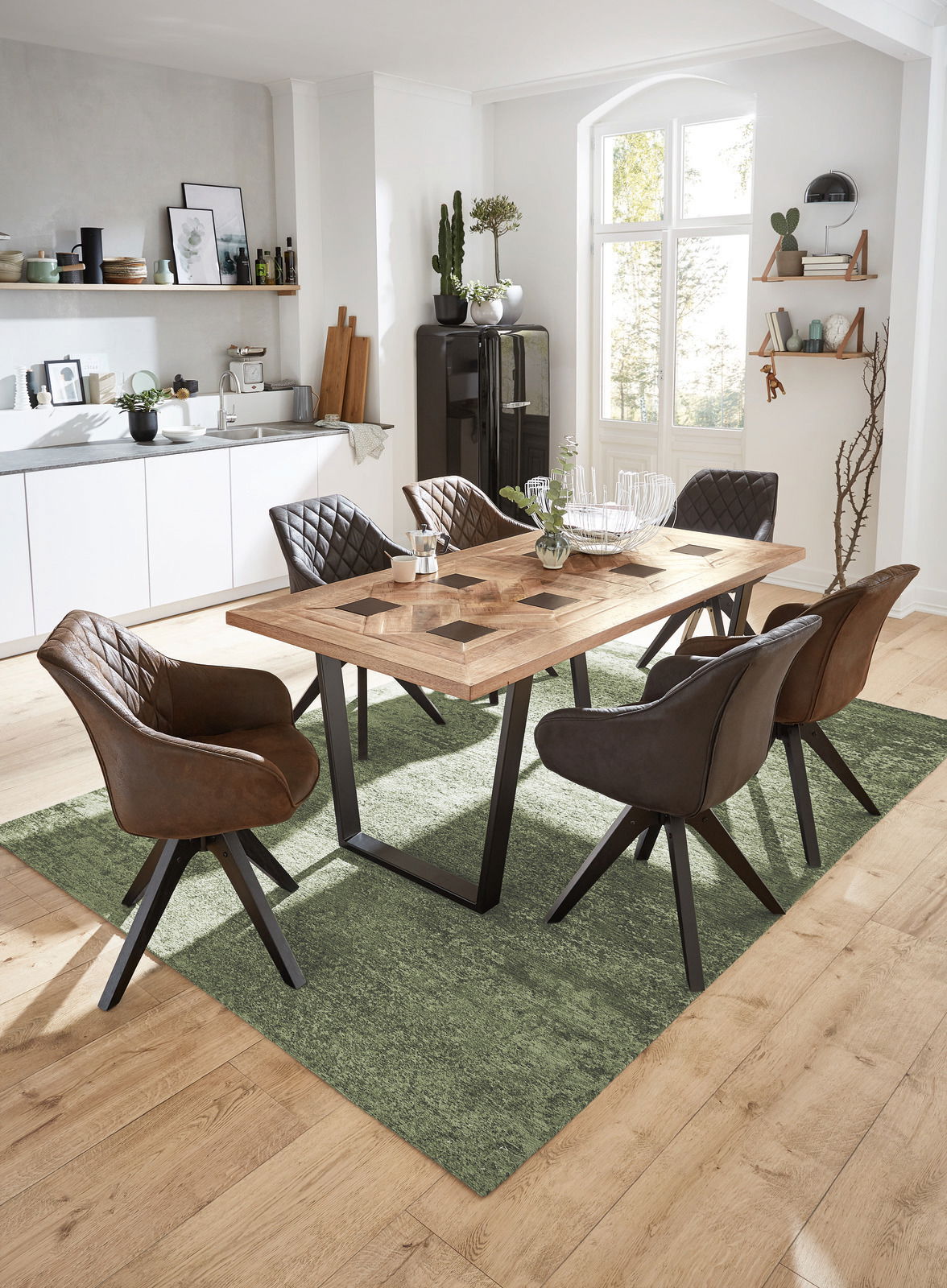 Esszimmer mit modernem Holztisch und sechs gepolsterten Stühlen in einer hellen, stilvollen Küche, Perspektive von schräg oben.