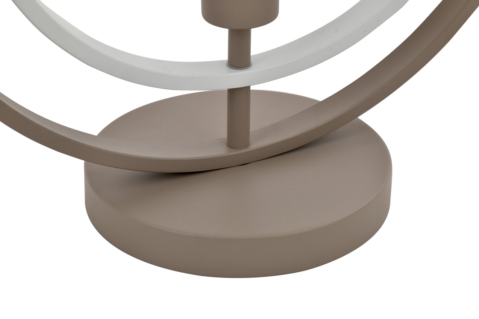 Detailopname vanuit vooraanzicht van de beige ronde voet en sierlijke metalen ringen van een moderne lamp