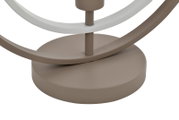 Detailopname vanuit vooraanzicht van de beige ronde voet en sierlijke metalen ringen van een moderne lamp
