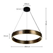 LED-hanglamp in ringvorm met een diameter van 59 cm, met een donker, gedessineerd oppervlak. De lamp hangt aan drie kabels aan een ronde plafondbevestiging. Perspectief: zijaanzicht.