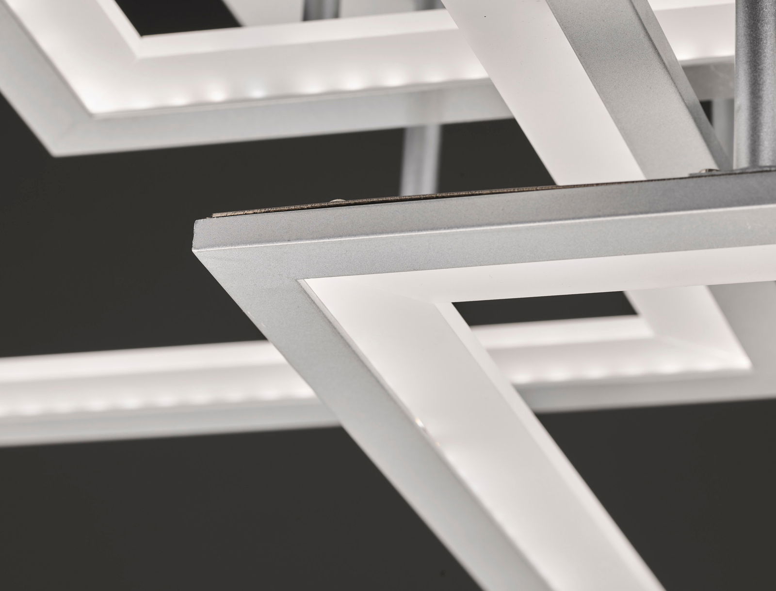 Moderne Deckenleuchte mit geometrischem Design aus silbernen und weißen Elementen, seitliche Perspektive