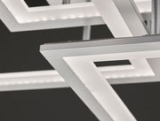 Moderne Deckenleuchte mit geometrischem Design aus silbernen und weißen Elementen, seitliche Perspektive