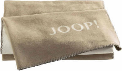 Beige Decke mit dem Schriftzug 'JOOP!' in einer gefalteten Perspektive.