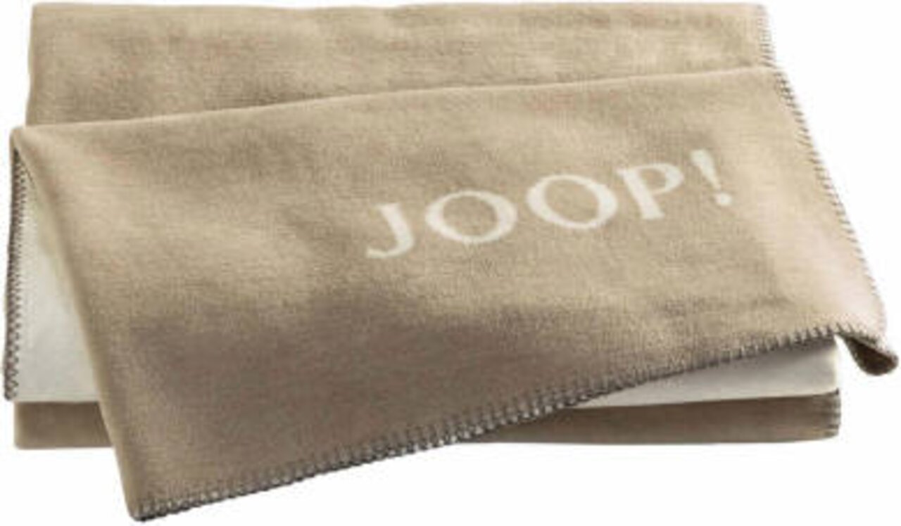 Beige Decke mit dem Schriftzug 'JOOP!' in einer gefalteten Perspektive.