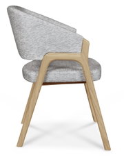 Zijaanzicht van een moderne fauteuil met grijze stoffen bekleding en een houten frame