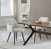 Modernes Esszimmer mit zwei hellgrau gepolsterten Stühlen mit schwarzen Beinen an einem Holzesstisch mit schwarzem Metallgestell, seitliche Perspektive im hellen Raum.