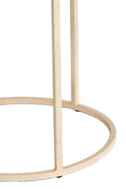 Nahaufnahme eines Beistelltischs mit runder, metallener Basis in cremefarbener Optik.