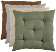 Vier übereinander gestapelte Sitzkissen in verschiedenen Farben aus der Vogelperspektive.