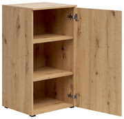 Holzkommode mit geöffneter Tür, zwei Einlegeböden und sichtbarer Holzmaserung, Perspektive von vorne links