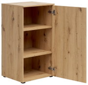 Houten ladekast met geopende deur, twee legplanken en zichtbare houtnerf, gezien van linksvoor