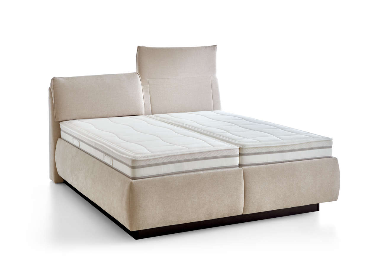 Beiges Polsterbett mit hohem Kopfteil und zwei Matratzen, seitliche Perspektive