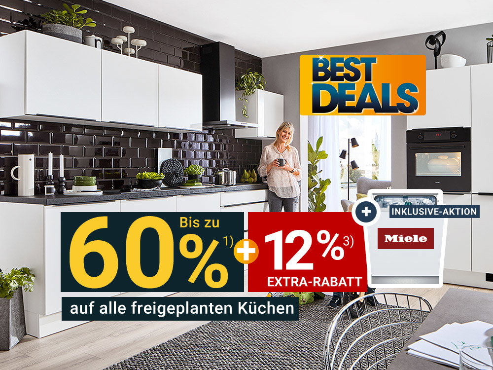 Moderne Küche mit weißen Schränken und dunkler Rückwand, Frau steht an der Arbeitsfläche, Kind spielt auf dem Boden