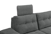 Graues Sofa mit verstellbarer Kopfstütze, seitliche Perspektive