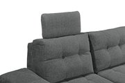 Graues Sofa mit verstellbarer Kopfstütze, seitliche Perspektive