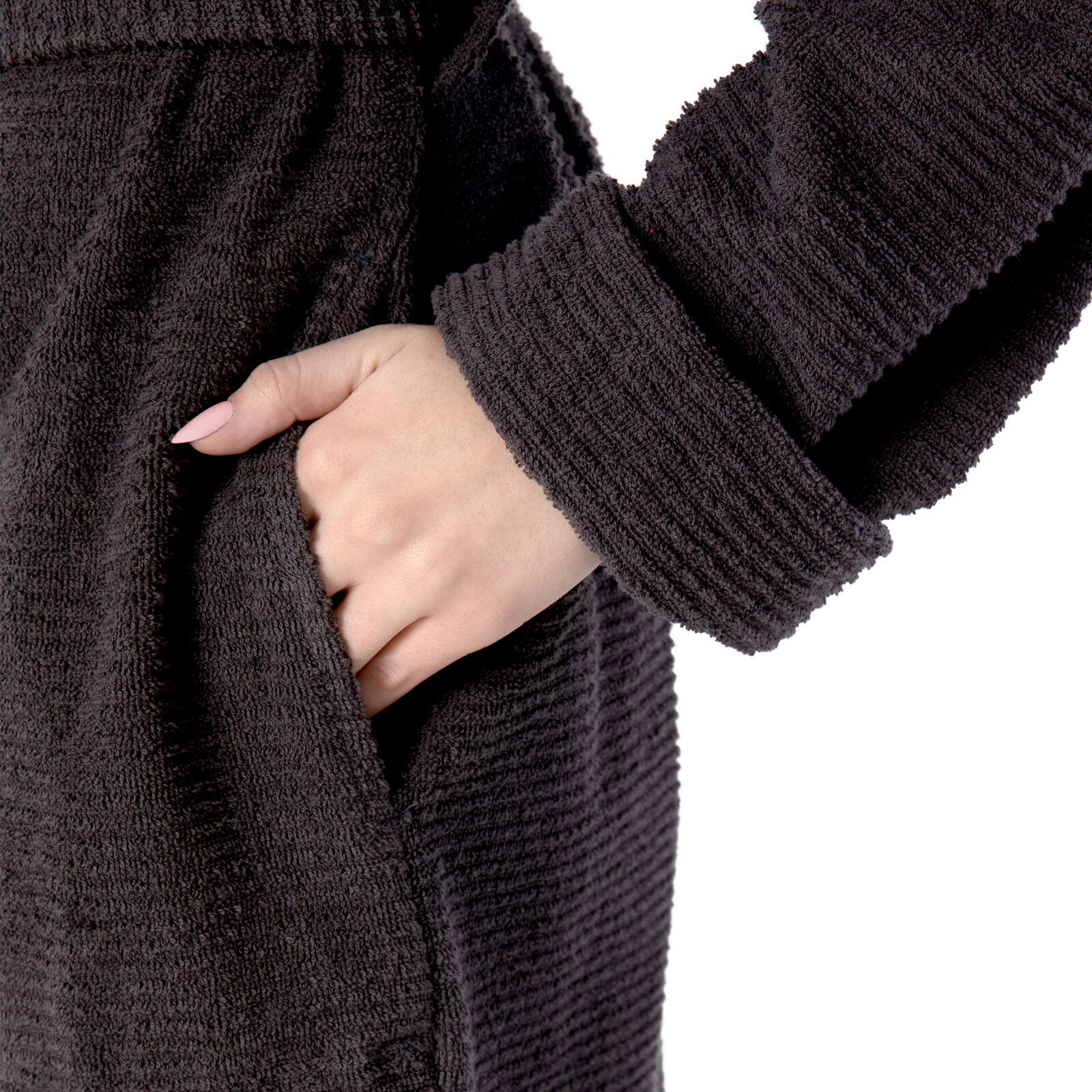 Nahaufnahme eines dunkelgrauen Kapuzenbademantels in Größe M, mit einer Hand in der Tasche.