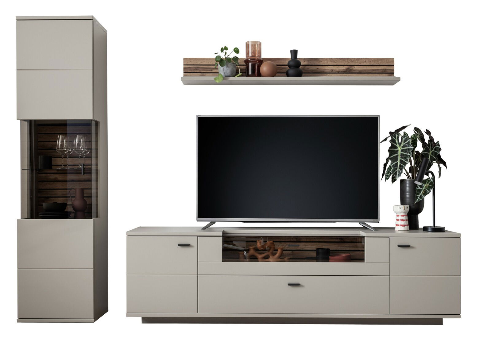 Moderne Wandkombination LÜTTICH in hellem Grau mit TV-Schrank, Vitrine und Wandregal, frontal abgebildet. Dekoriert mit Pflanzen und Accessoires.