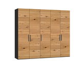 5-türiger Drehtürenschrank aus Holz mit natürlicher Maserung, schwarze Griffe, seitliche Perspektive