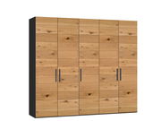 5-türiger Drehtürenschrank aus Holz mit natürlicher Maserung, schwarze Griffe, seitliche Perspektive