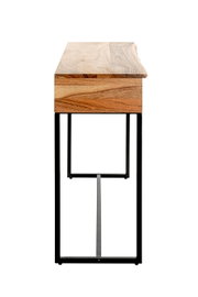 Schmaler Beistelltisch aus massivem Holz mit sichtbarer Maserung und schwarzem Metallgestell, freigestellt auf weißem Hintergrund, Frontalansicht