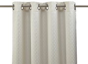 Ösenvorhang in natürlichem Farbton mit dezentem Muster, frontal aufgenommen.