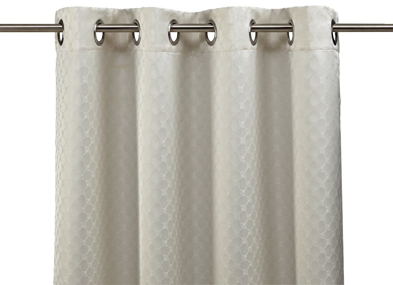 Ösenvorhang in natürlichem Farbton mit dezentem Muster, frontal aufgenommen.