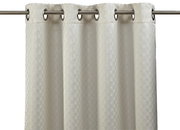 Ösenvorhang in natürlichem Farbton mit dezentem Muster, frontal aufgenommen.