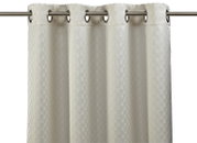 Ösenvorhang in natürlichem Farbton mit dezentem Muster, frontal aufgenommen.