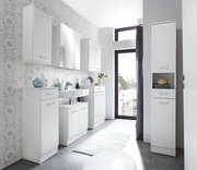 Moderner Spiegelschrank in einem stilvollen Badezimmer, seitliche Perspektive