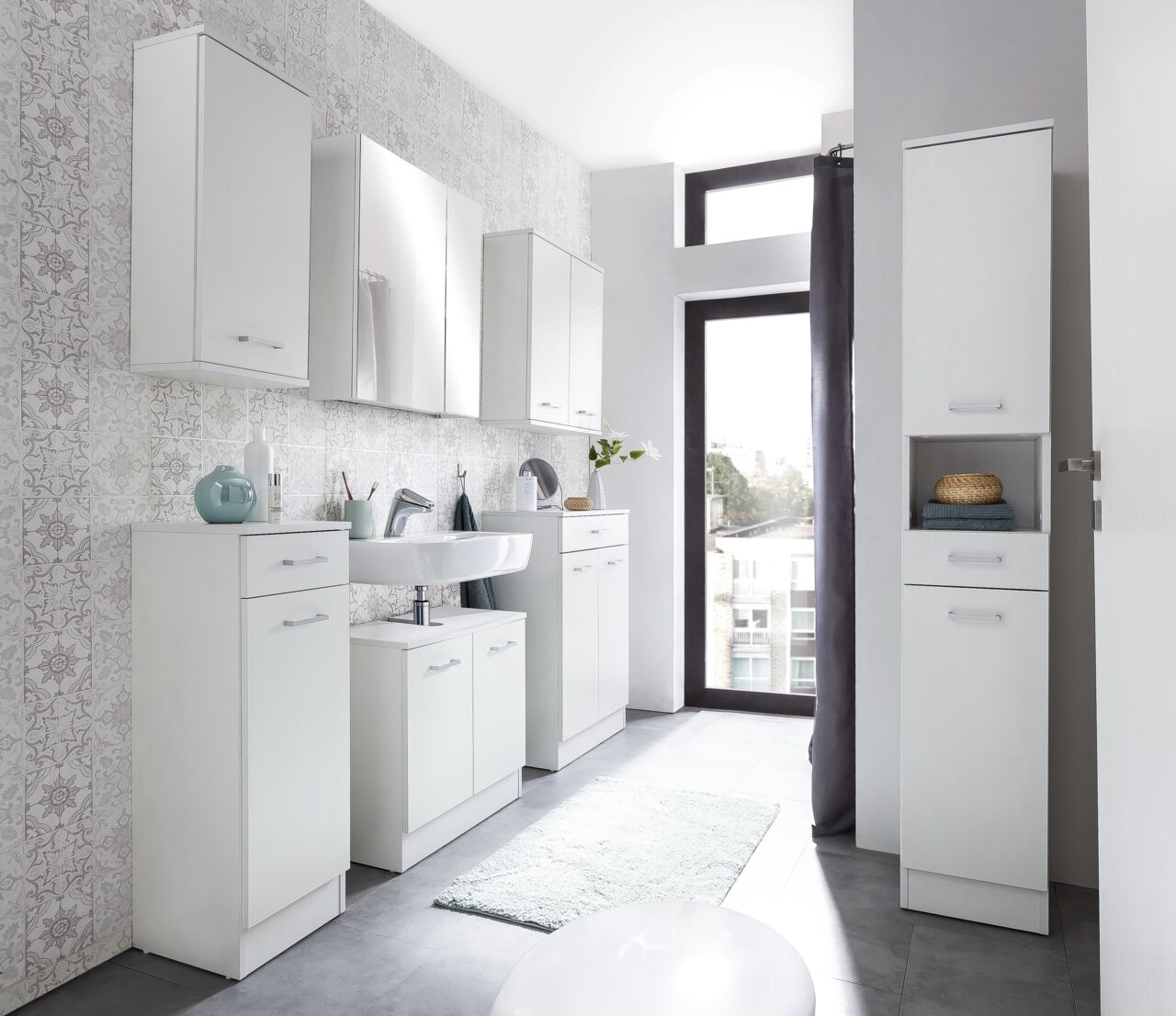 Moderner Spiegelschrank in einem stilvollen Badezimmer, seitliche Perspektive